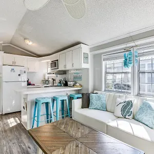 Holiday home Walk To Miramar Tropical With Deck!, Destin